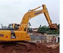 Project Excavator Komatsu Bergetar Saat Memasang Tiang Listrik